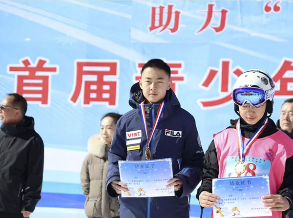 營口市首屆青少年高山滑雪、單板滑雪平行項目積分賽圓滿收官——何家溝滑雪場見證冰雪新生代力量崛起！